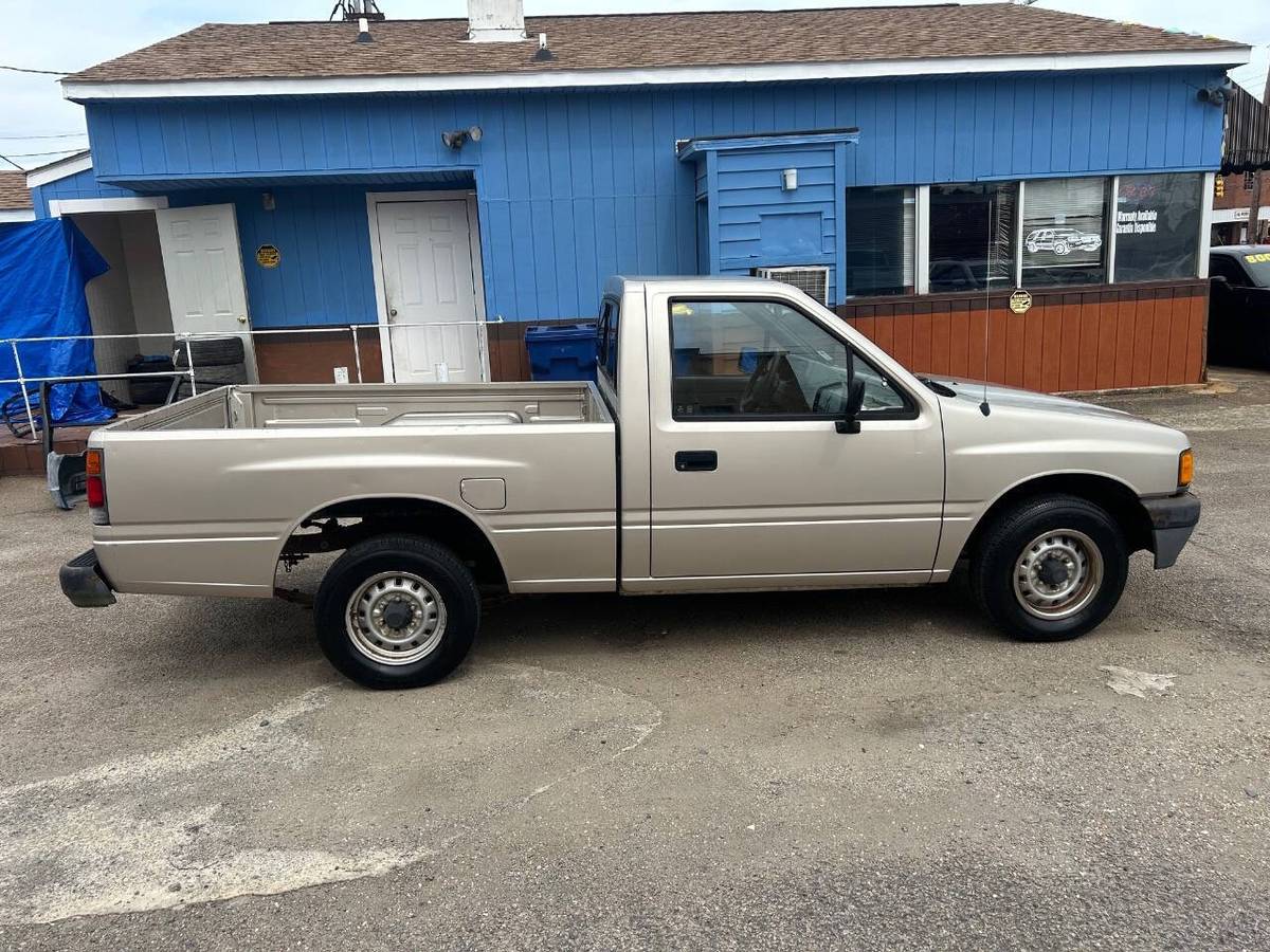 Isuzu-pickup-1993-16