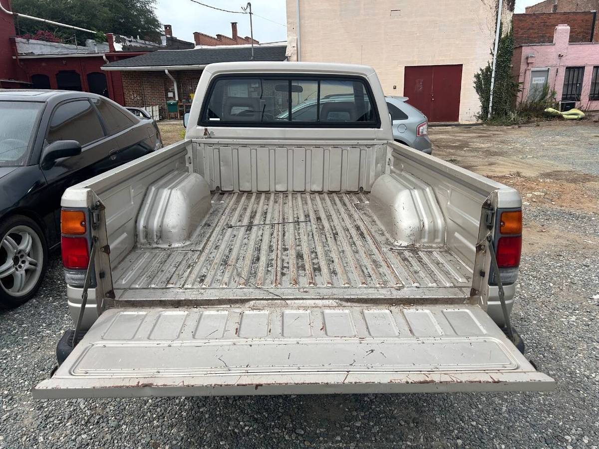 Isuzu-pickup-1993-9