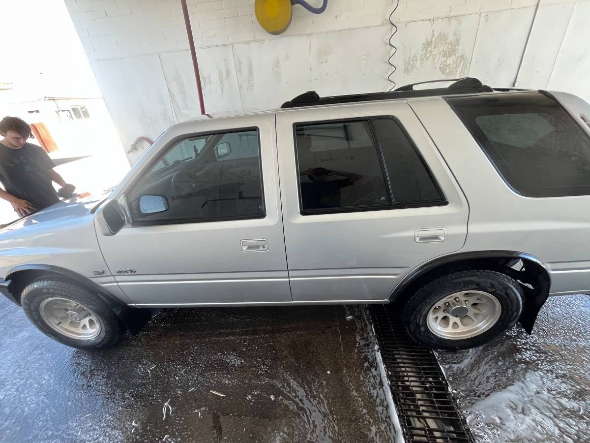 Isuzu-rodeo-1994-silver-1
