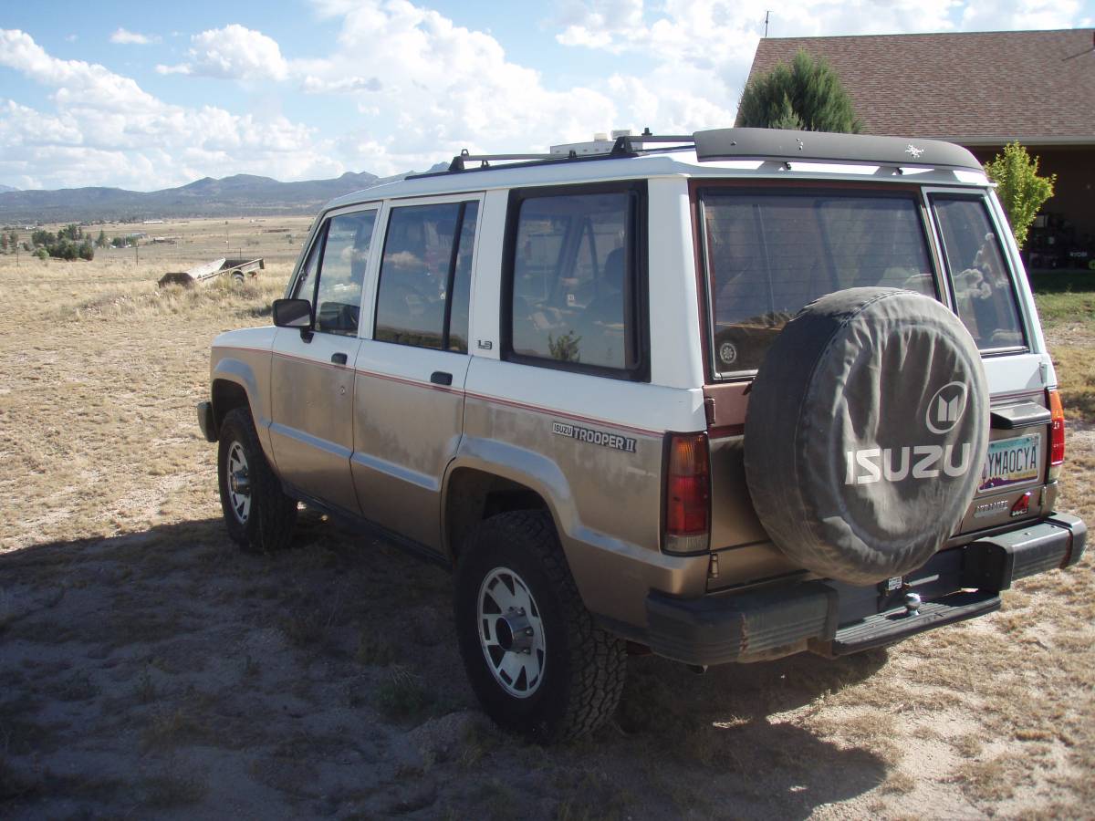 Isuzu-trooper-1988-3