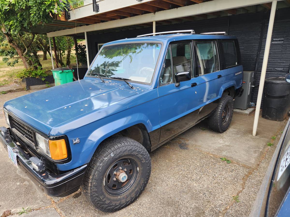 Isuzu-trooper-1991-custom-1