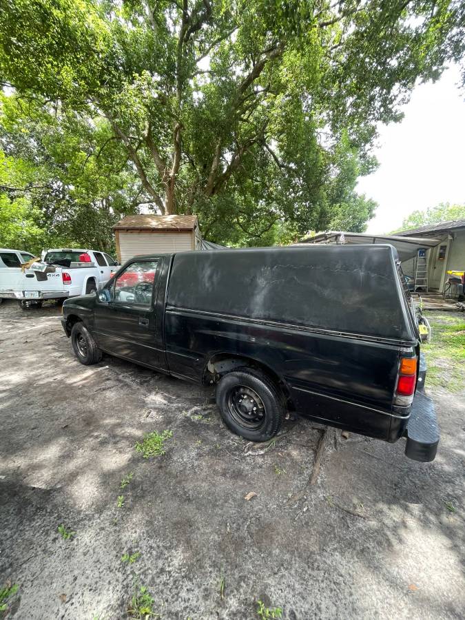 Isuzu-truck-1990-black-1