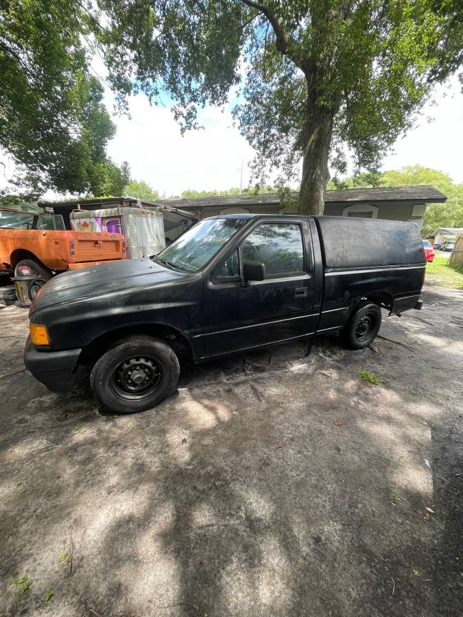 Isuzu-truck-1990-black