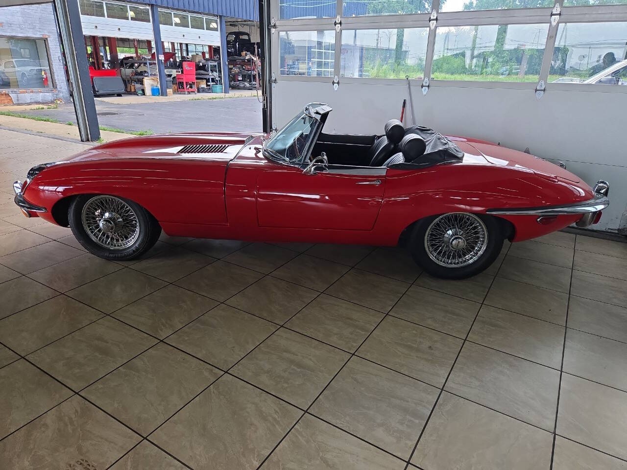 Jaguar-E-Type-1969-Convertible-2