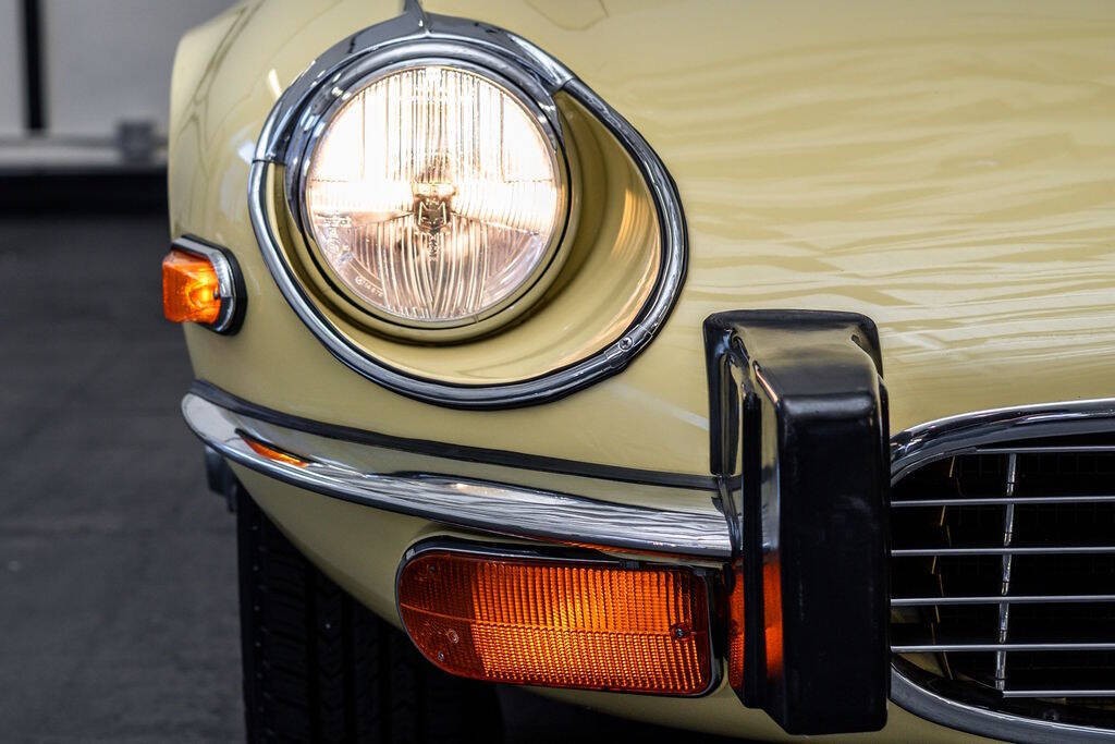 Jaguar-E-Type-1974-Convertible-10