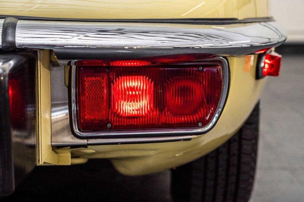 Jaguar-E-Type-1974-Convertible-12