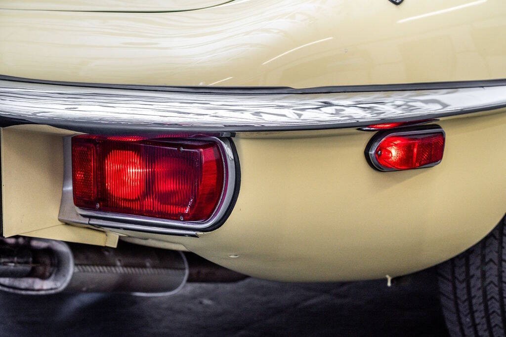 Jaguar-E-Type-1974-Convertible-13