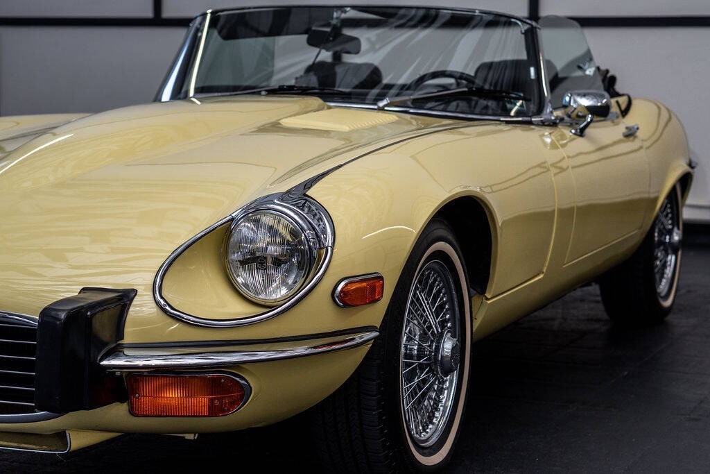 Jaguar-E-Type-1974-Convertible-14