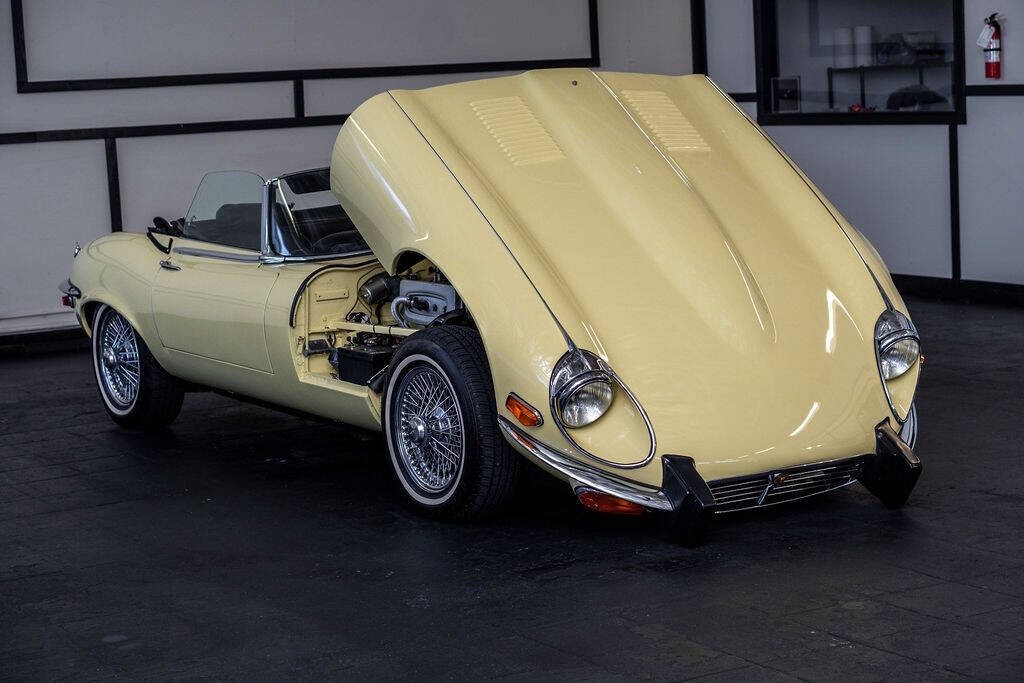 Jaguar-E-Type-1974-Convertible-15