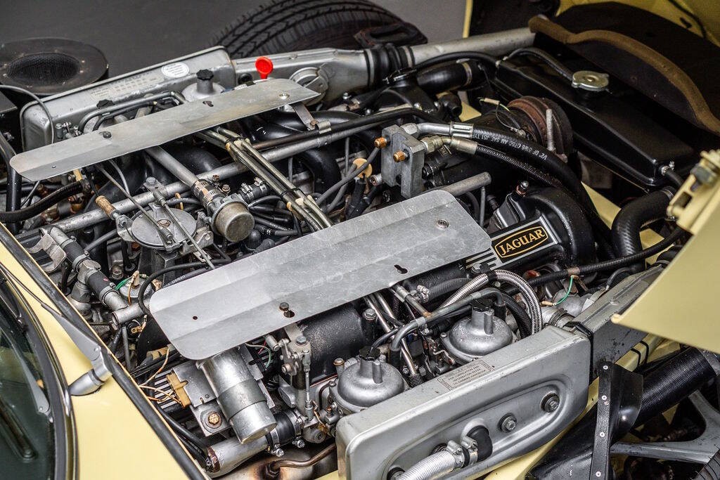 Jaguar-E-Type-1974-Convertible-16