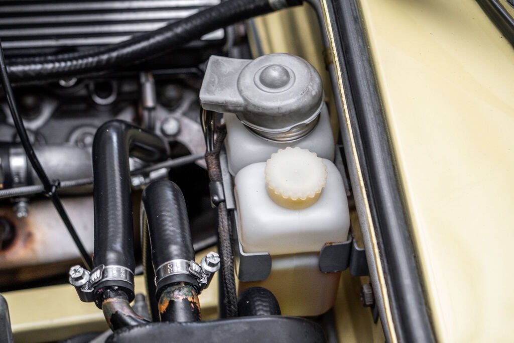 Jaguar-E-Type-1974-Convertible-17