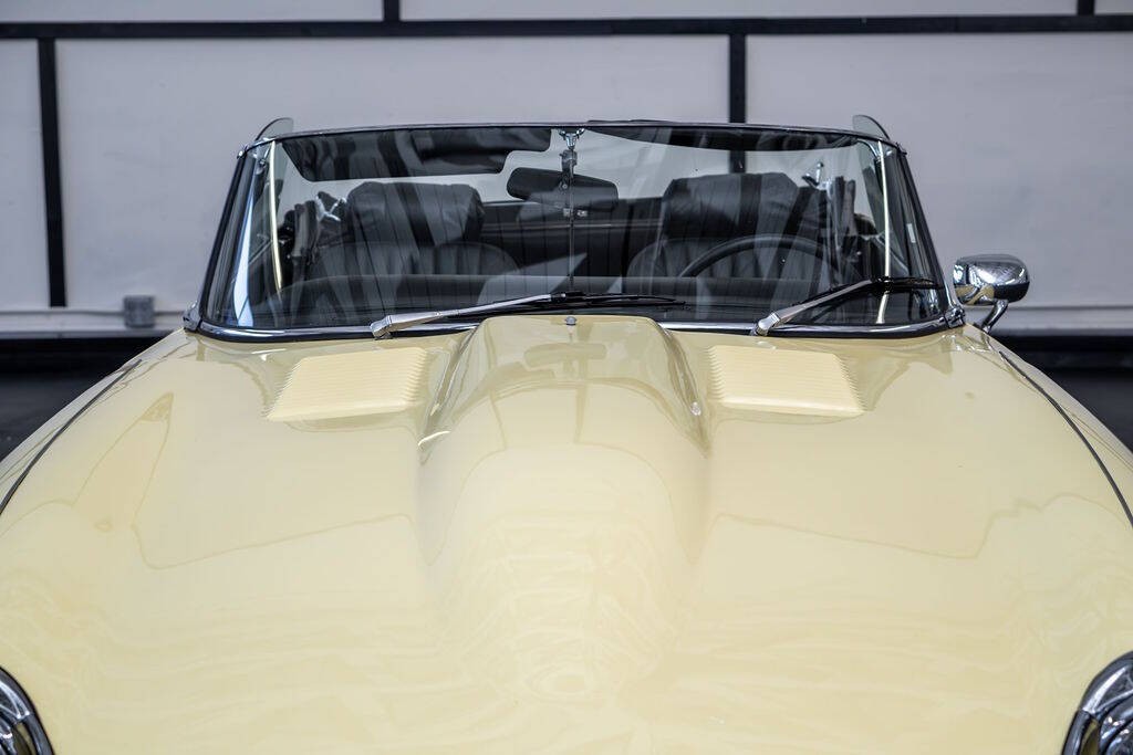 Jaguar-E-Type-1974-Convertible-2