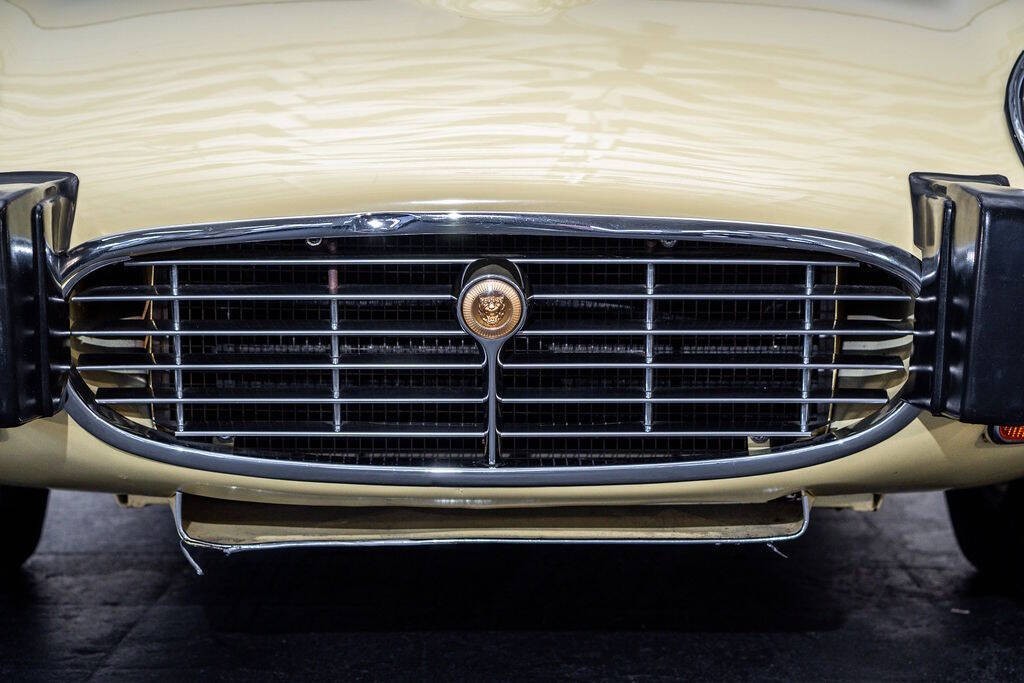 Jaguar-E-Type-1974-Convertible-20