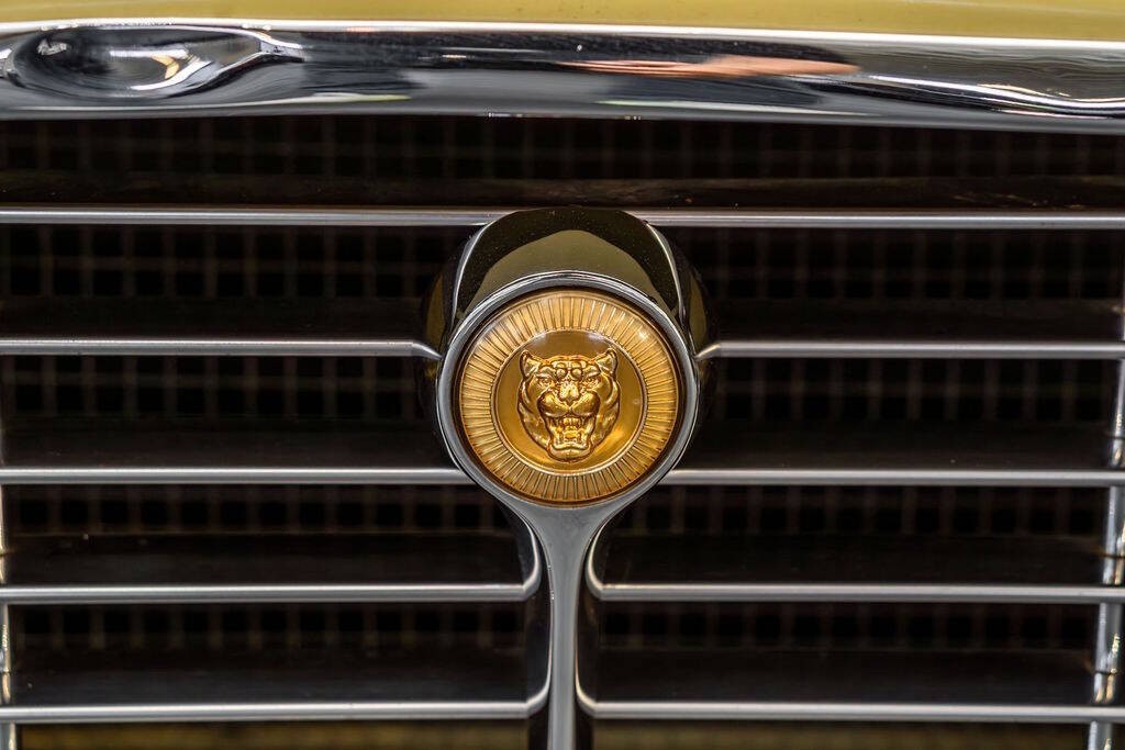 Jaguar-E-Type-1974-Convertible-21