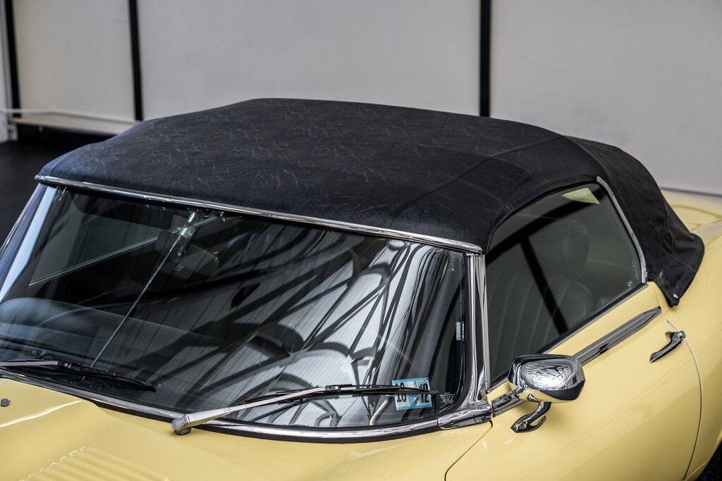 Jaguar-E-Type-1974-Convertible-23