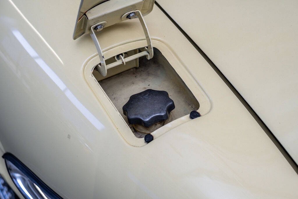 Jaguar-E-Type-1974-Convertible-24