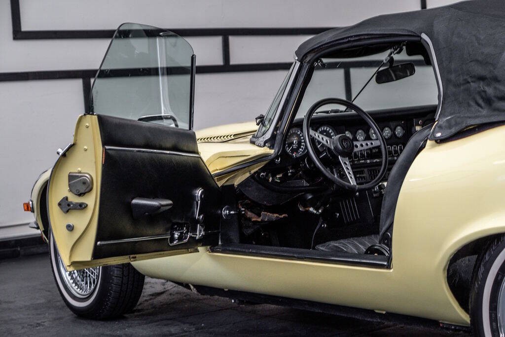 Jaguar-E-Type-1974-Convertible-25