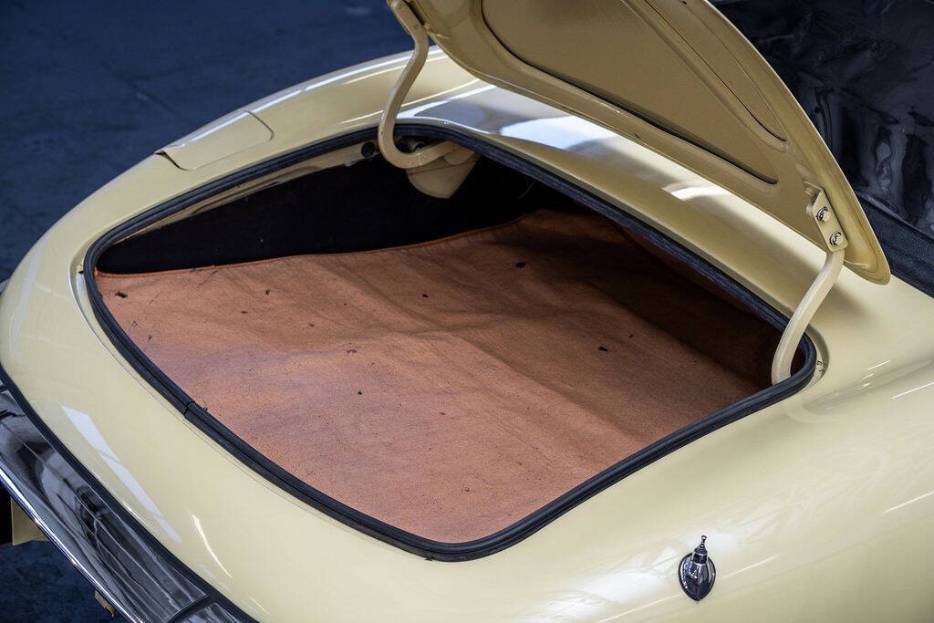 Jaguar-E-Type-1974-Convertible-27