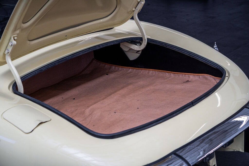 Jaguar-E-Type-1974-Convertible-28