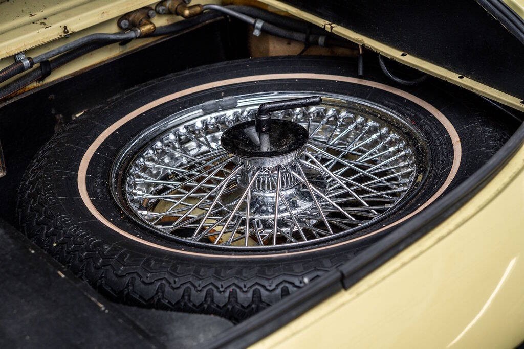 Jaguar-E-Type-1974-Convertible-30