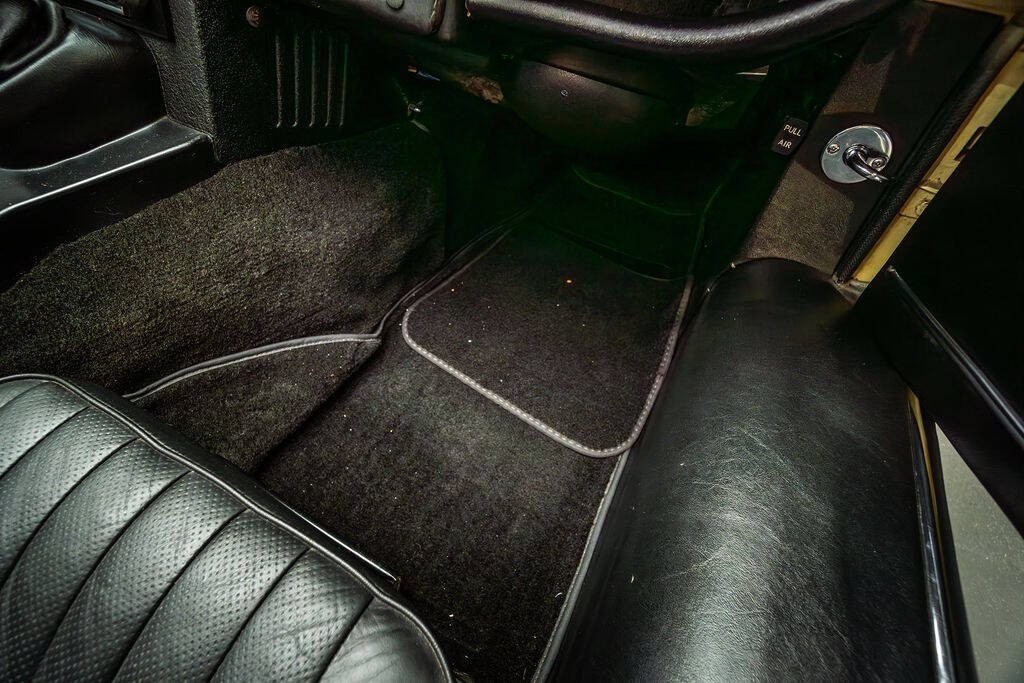 Jaguar-E-Type-1974-Convertible-39