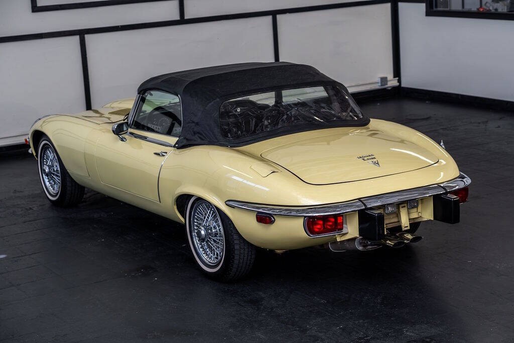 Jaguar-E-Type-1974-Convertible-7