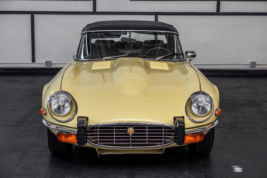 Jaguar-E-Type-1974-Convertible-8