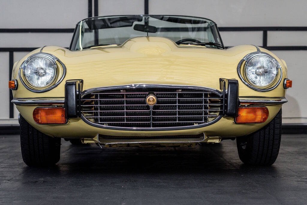 Jaguar-E-Type-1974-Convertible-9