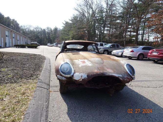 Jaguar-E-type-1966-Gold-Cinnamon-3