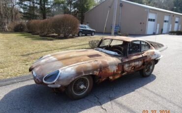 Jaguar-E-type-1966-Gold-Cinnamon
