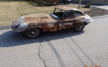 Jaguar-E-type-1966-Gold-Cinnamon-4