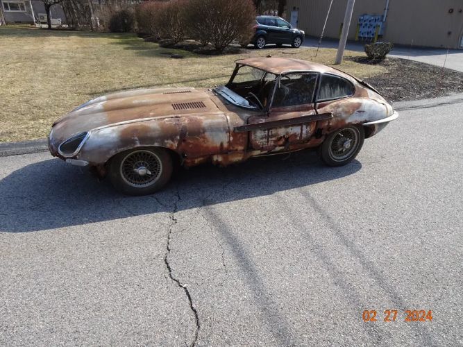 Jaguar-E-type-1966-Gold-Cinnamon-4