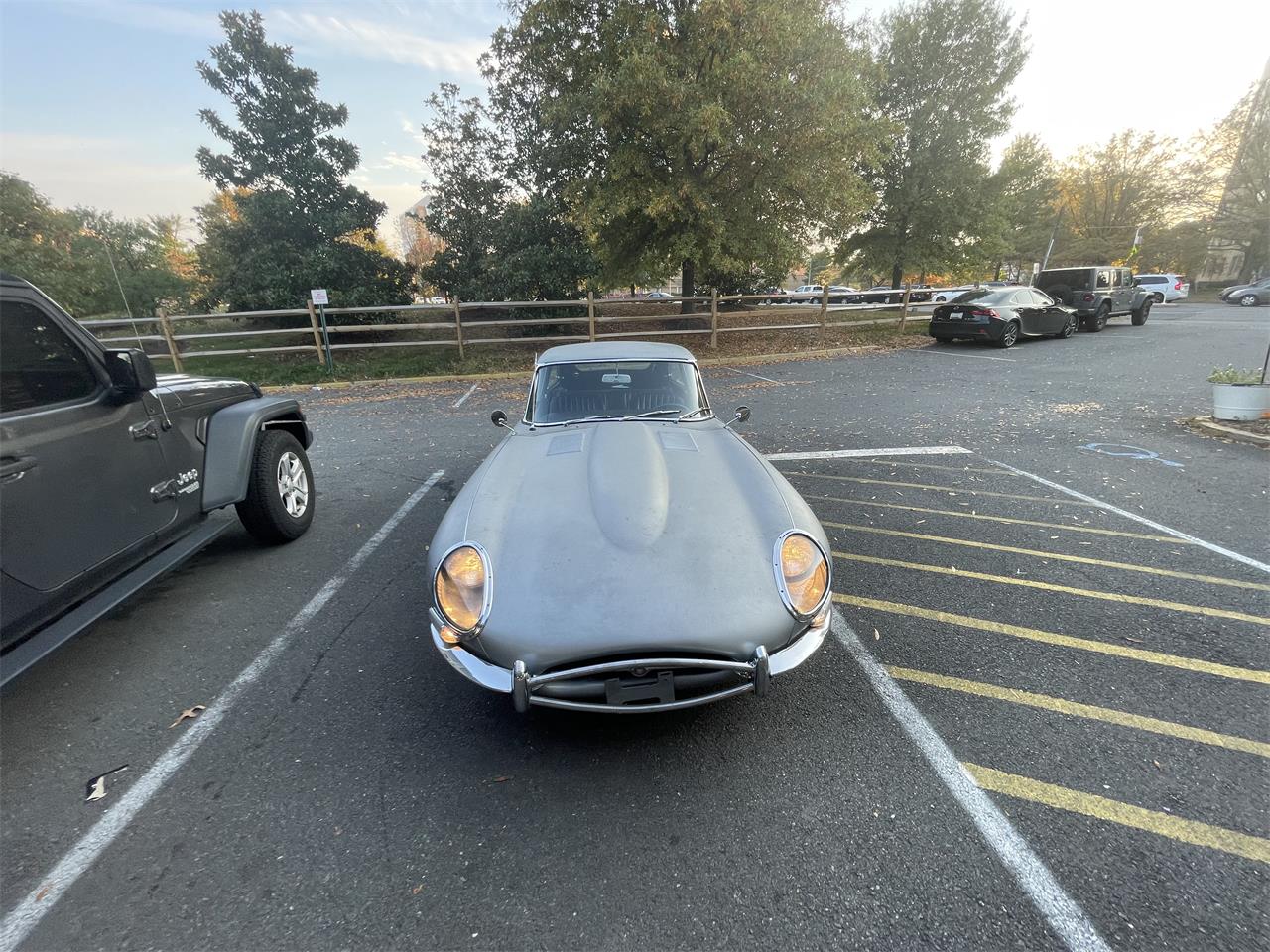 Jaguar-E-type-1967-Silver-Black-11