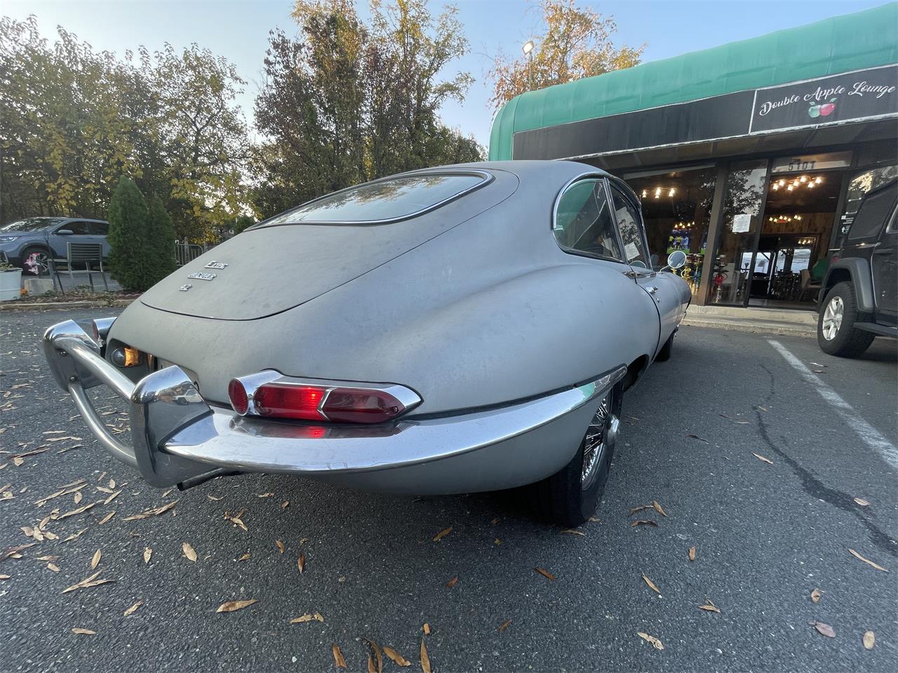 Jaguar-E-type-1967-Silver-Black-13