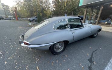 Jaguar-E-type-1967-Silver-Black-2