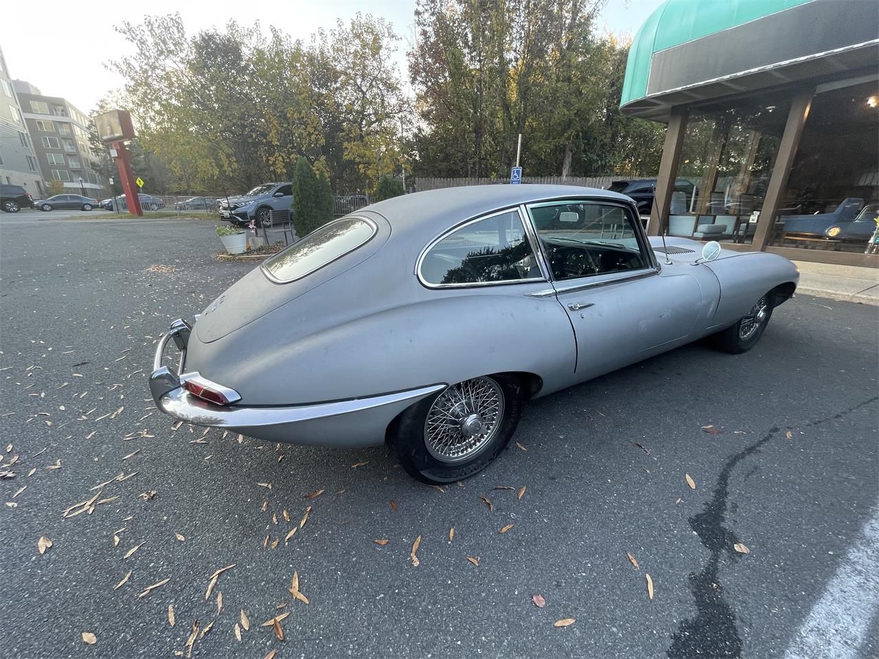 Jaguar-E-type-1967-Silver-Black-2
