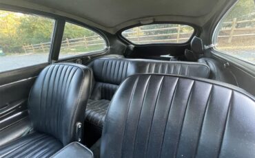 Jaguar-E-type-1967-Silver-Black-22