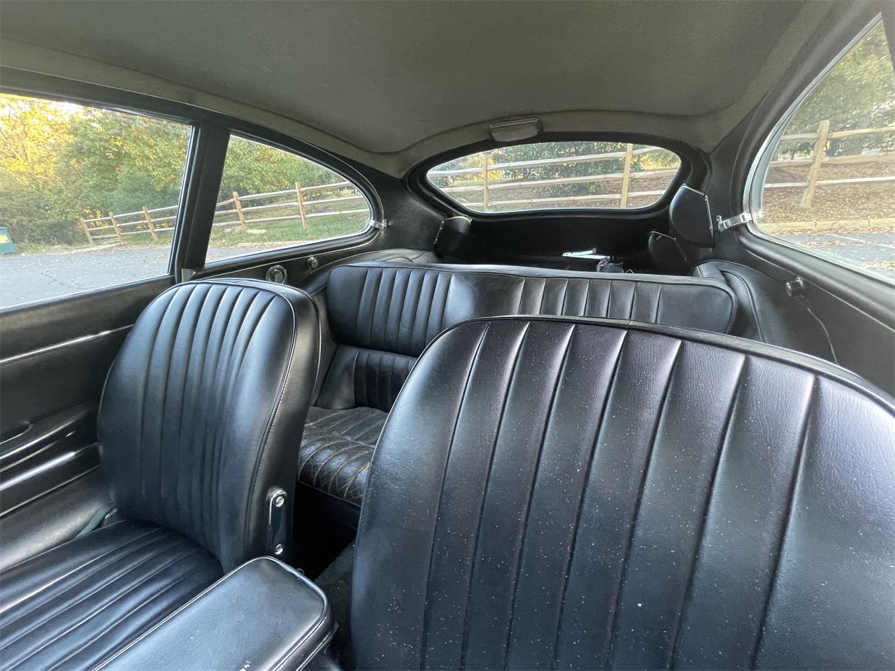 Jaguar-E-type-1967-Silver-Black-22