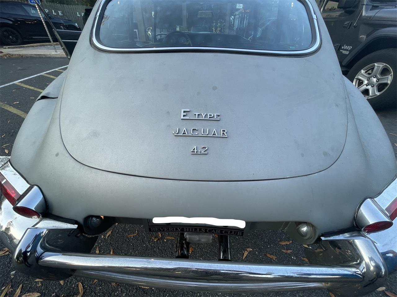 Jaguar-E-type-1967-Silver-Black-3
