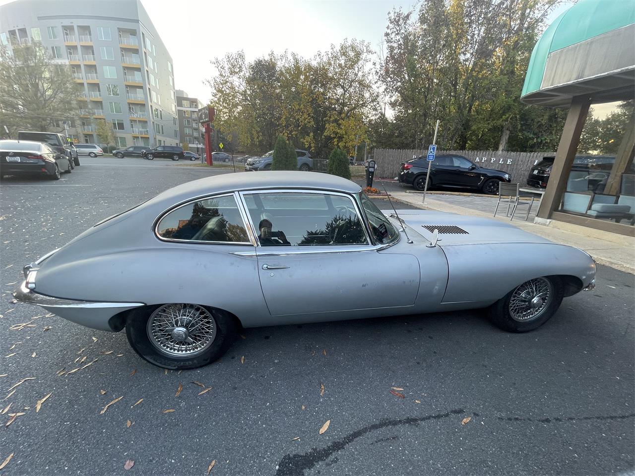 Jaguar-E-type-1967-Silver-Black-32