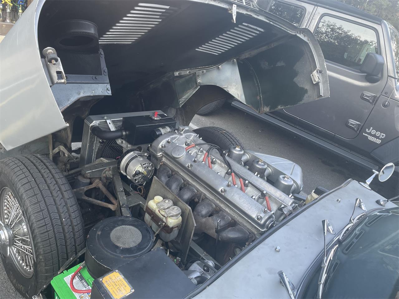 Jaguar-E-type-1967-Silver-Black-35