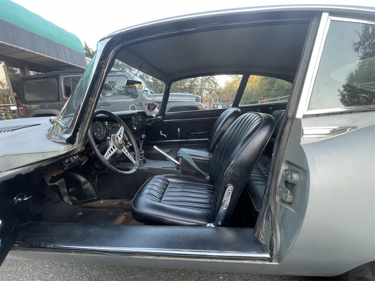 Jaguar-E-type-1967-Silver-Black-5