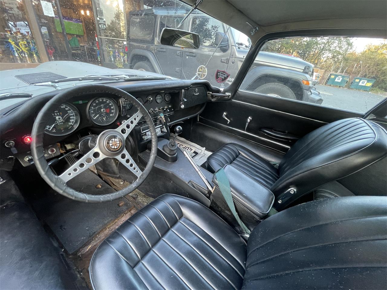 Jaguar-E-type-1967-Silver-Black-6