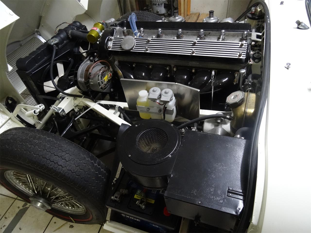 Jaguar-E-type-1969-Old-english-white-Tan-2