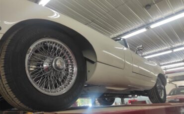 Jaguar-E-type-1969-Old-english-white-Tan-5