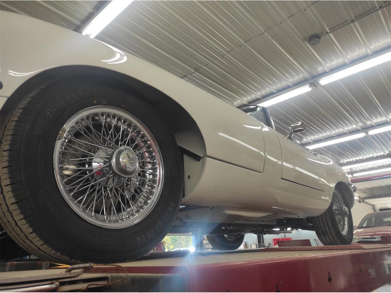 Jaguar-E-type-1969-Old-english-white-Tan-5