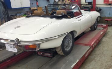 Jaguar-E-type-1969-Old-english-white-Tan-6