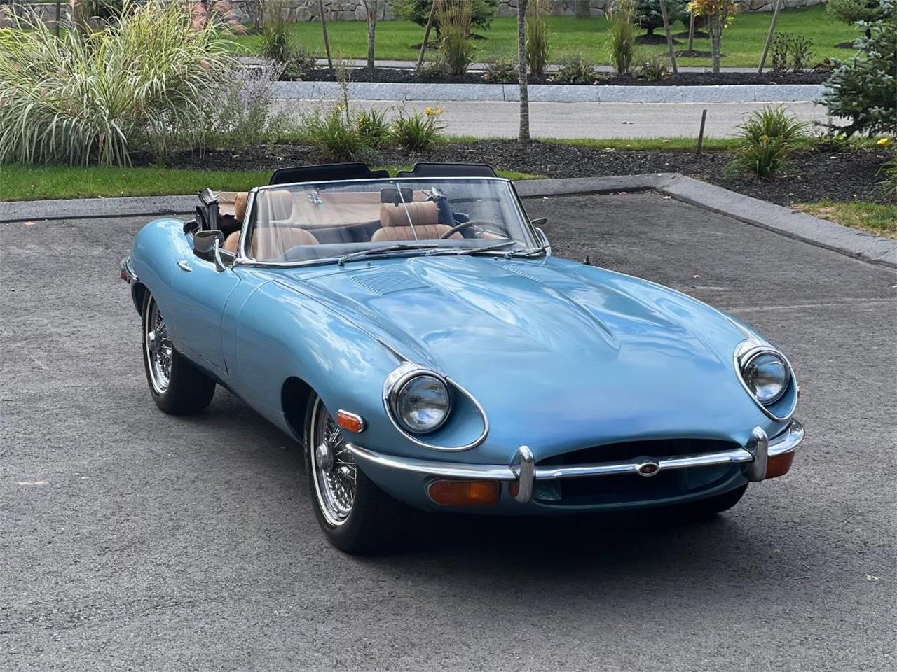 Jaguar-E-type-1969-Silver-Blue-Metallic-Tan-2