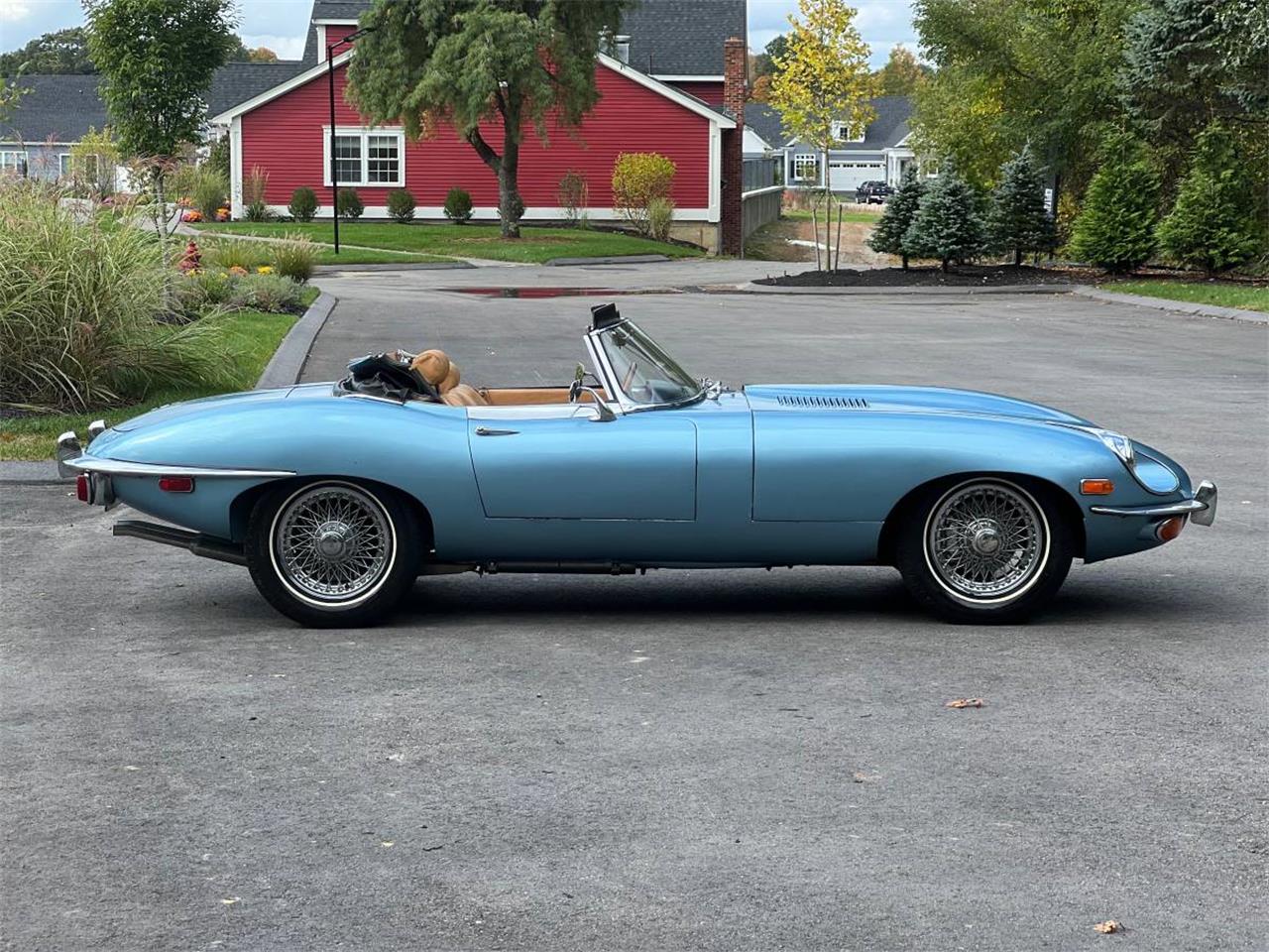 Jaguar-E-type-1969-Silver-Blue-Metallic-Tan-3
