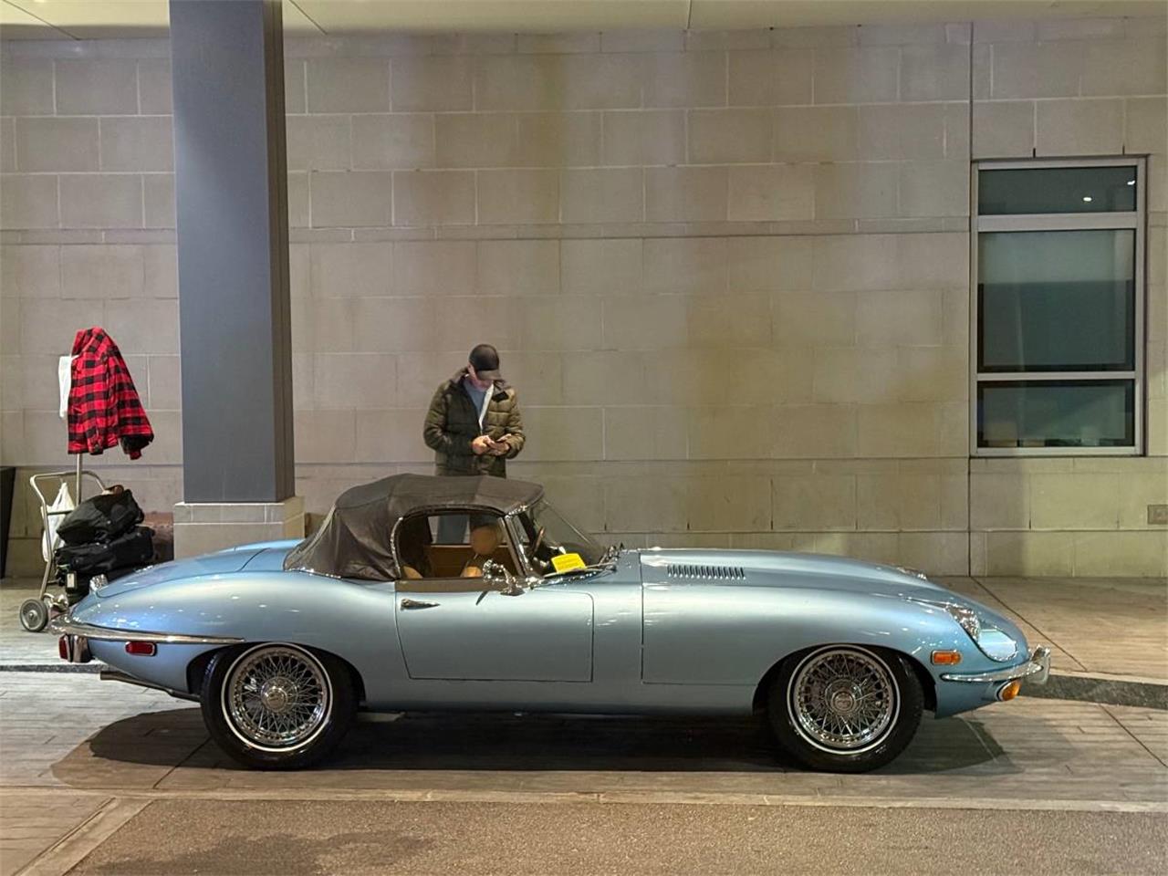 Jaguar-E-type-1969-Silver-Blue-Metallic-Tan-6
